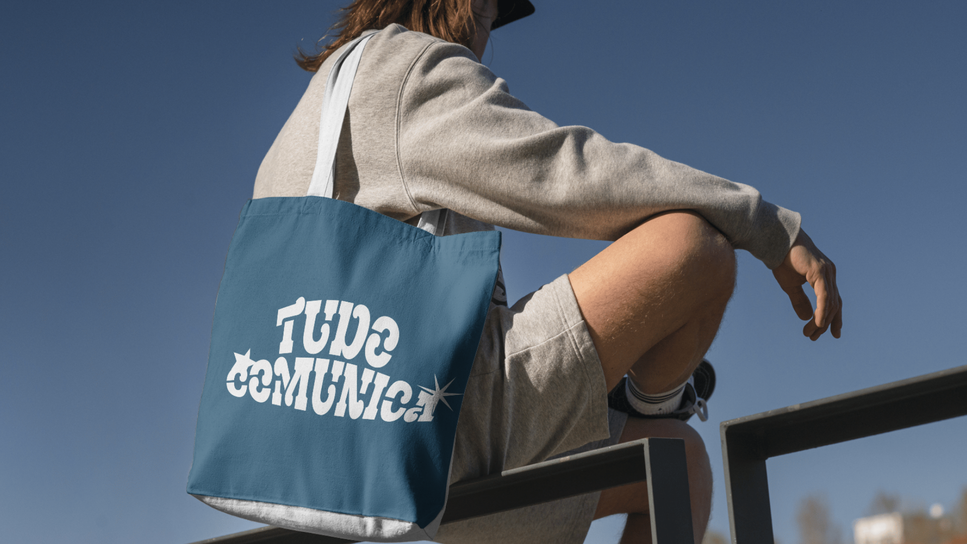 Mockup de ecobag da Tudo Comunica com o logo estampado